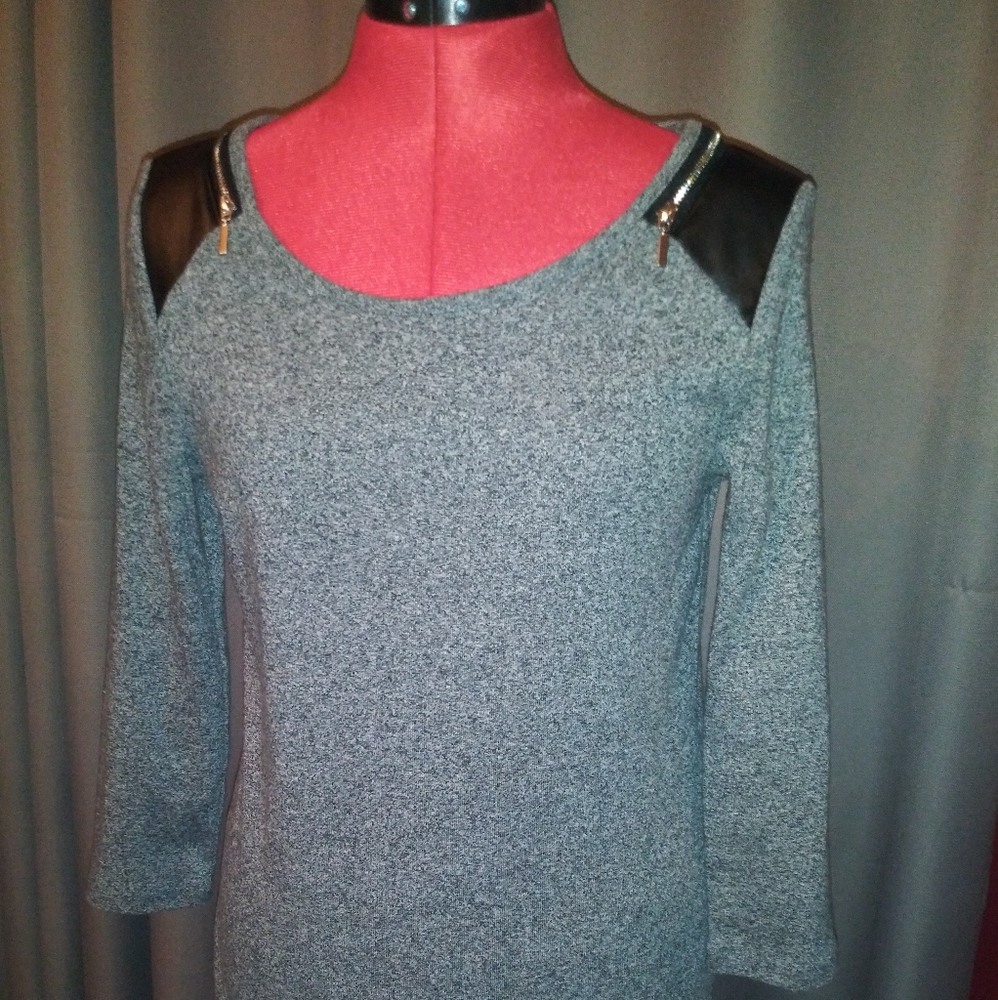 Rafaella Grey Top w/Zipper Decals on shoulders